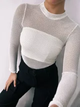 Body de red con cuello alto y mangas largas.