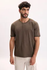 Remera marrón topo de manga corta, con cuello redondo y cartera frontal con tres botones.