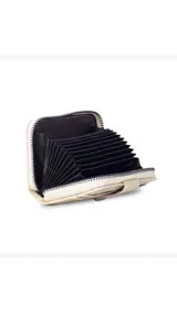 Tarjetero compacto con cierre perimetral y diseño de textura tipo cocodrilo. Cuenta con una presilla frontal con botón a presión y múltiples compartimentos internos para tarjetas.