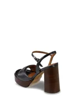 Sandalias de cuero charolado color peltre, con plataforma de madera y taco cuadrado.