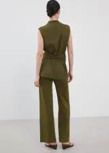 Pantalón de punto fino verde militar, de diseño recto, largo y tiro medio, con cintura elástica sin cierre.
