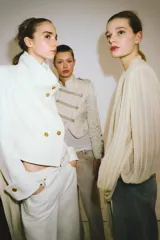 Bermuda de denim color blanco roto, tiro medio, con cinco bolsillos y bajo desflecado.