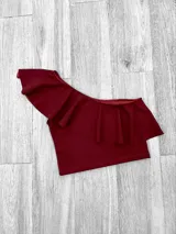 Top corto con un solo hombro y volado grande.