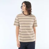 Remera de manga corta con diseño de rayas horizontales en tonos beige, marrón y celeste, cuello redondo en color marrón oscuro y corte estándar.