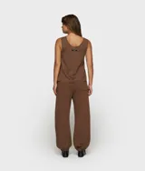 Pantalón deportivo oversize de felpa, color marrón, con cintura elástica y cordón ajustable. Presenta puños acanalados y un parche bordado con el texto "10 DAYS" en el lateral de la pierna.