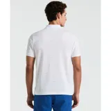 Polo blanco con rayas horizontales de colores y logo bordado en el pecho.