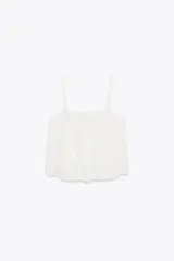 Top blanco de escote recto y tirantes finos, con detalle de flores bordadas y frunces.