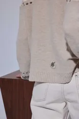 Blazer de pana color crema con solapas clásicas, cierre frontal de un botón y puños con detalle de tejido a rayas. Presenta un corte estructurado y elegante.