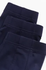 Pack de tres calzoncillos tipo trunk de algodón con costuras planas, elástico revestido en la cintura y frente forrado.