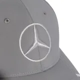 Gorra gris de Adidas, con logo de Mercedes Benz bordado en el frente y logo de Adidas bordado en la visera.