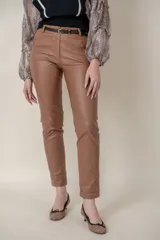 Pantalon de corte recto confeccionado en eco-cuero color tostado, con cintura alta, cierre frontal y bolsillos laterales.