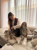Championes blancos de cuero liso, con cordones y suela plana.