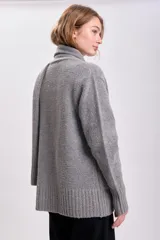 Cardigan gris claro de tejido de punto con bolsillos delanteros y lazo al cuello.