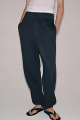 Pantalón de algodón con efecto lavado, de tiro medio, cintura elástica, pierna ancha y bajo abullonado con puño elástico.
