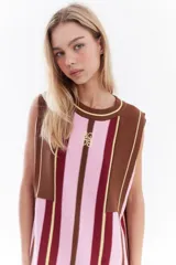 Vestido corto de punto de algodón con diseño de rayas verticales en tonos beige, azul y marrón, sin mangas, cuello redondo y detalle de logo bordado en el pecho.