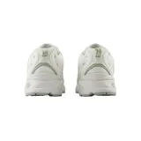 Championes New Balance modelo U530, color blanco con detalles en verde, confeccionados en cuero y malla, con amortiguación ABZORB y cierre con cordones.