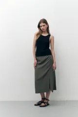 Top negro de tejido de punto, sin mangas y con cuello redondo.