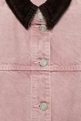 Cazadora de denim efecto lavado color rosado, con cuello solapa de pana marrón, cierre frontal con botones metálicos y bolsillos delanteros de plastrón.