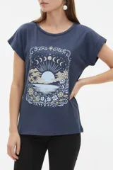 Remera azul marino de manga corta holgada con cuello redondo y estampa frontal de paisaje marino con fases lunares y flores.