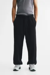 Pantalón deportivo de felpa con interior cepillado, de corte relajado, con cintura elástica con cordón de ajuste oculto, bolsillos al bies y bajos elásticos.