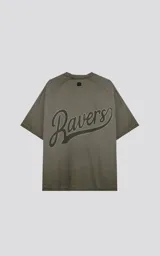 Remera de manga corta, cuello redondo y calce oversize, color verde militar con efecto batik artesanal. Presenta un parche o estampado en el pecho con el número "90".