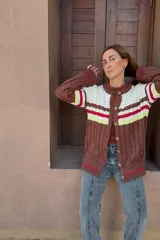 Saco tejido de punto con diseño de ochos, con bloques de color en marrón, blanco, rojo y amarillo neón. Presenta mangas largas y cierre frontal con botones.