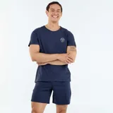 Conjunto de pijama corto de dos piezas para hombre, en color azul marino, compuesto por una remera de manga corta con pequeño estampado circular en el pecho y un short a juego con cordón ajustable en la cintura.
