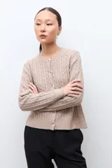 Cardigan de punto con textura de ochos, color tostado melange, con cuello redondo y cierre frontal de botones.