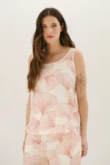 Musculosa color crudo con estampado de hojas de gingko color terracota.