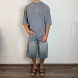 Remera gris de algodón con proceso de lavado snow, corte amplio y mangas cortas.