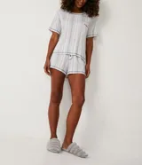 Pantufla cerrada de diseño acolchado con gajos, confeccionada en tejido de textura felpuda suave, con suela de goma termoplástica.