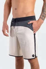 Boardshort O'Neill modelo Cruzer en color beige con detalles en gris oscuro y negro. Cuenta con cintura ajustable mediante cordón y bolsillo lateral.