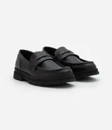 Mocasines estilo penny loafer en material sintético con acabado efecto vinilo, punta redonda y suela track dentada de estilo robusto.