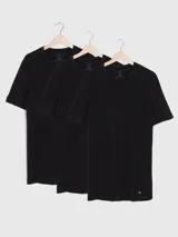 Pack de tres camisetas negras de algodón orgánico, con cuello redondo, manga corta y logo de Tommy Hilfiger bordado en el ruedo.