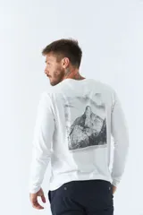 Remera básica de hombre color blanco, de manga larga y escote redondo, con logo y arte estampado en el pecho que dice "NEVER STOP EXPLORING Established in Torino, Italy. Since 1971".