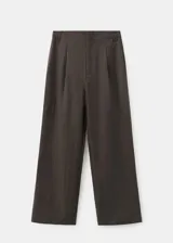 Pantalón de corte recto y tiro medio color marrón oscuro, confeccionado en lyocell, con detalle de pinzas delanteras, trabillas para cinto, bolsillos laterales y bolsillos de ribete en la parte posterior. Cierre frontal con botón y cremallera.
