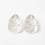 Aros tipo caravanas con diseño orgánico y textura irregular en acabado plateado.