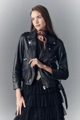 Campera estilo biker confeccionada en cuero ovino, con solapas amplias, charreteras en los hombros y múltiples cierres metálicos frontales. Presenta un diseño ajustado con detalles de herrajes plateados y forro interior de poliéster.