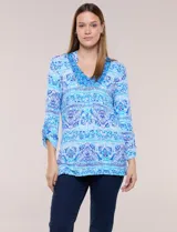 Remera de rayón con estampado paisley y geométrico en tonos de azul y celeste, con escote en V pronunciado y mangas 3/4 con sistema roll-up.