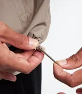 Campera rompevientos color verde oliva con capucha ajustable con cordón, cierre frontal con cremallera, bolsillos laterales con cremallera, puños con elástico y forro interior. Ligera y versátil, ideal para proteger del viento y la lluvia ligera.