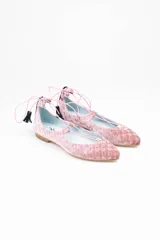 Bailarinas de terciopelo de seda rosa con diseño anudado al tobillo, trasera de terciopelo negro y borlas de ante negro. Incluye plantilla de piel y plantilla extra de lana intercambiable.