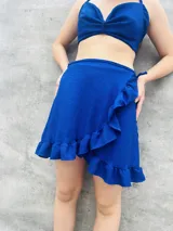 Minifalda roja con volados en el ruedo y ajuste cruzado tipo pareo.