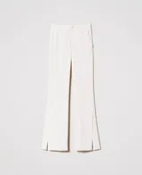 Pantalón de vestir color crudo, de corte recto, con pretina, botón y abertura en el ruedo. Marca Twinset.