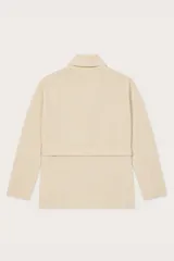 Saco tipo cardigan de punto color crema, con cuello solapa, manga larga y lazo ajustable en la cintura.