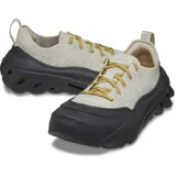 Championes Crocs Echo Surge de diseño deportivo y urbano. Presentan una parte superior de punto elástico en color verde militar con cordones tradicionales en tono celeste y blanco. Cuentan con una entresuela gruesa y exagerada de color beige con aberturas laterales y plantilla LiteRide.