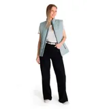 Chaleco acolchado celeste con cierre frontal y bolsillos laterales con cierre. Diseño con patrón de rombos.