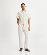 Camisa de corte comfort confeccionada en mezcla de lino y algodón, con cuello inglés, cierre frontal de botones, manga corta con dobladillo y un bolsillo frontal aplicado.