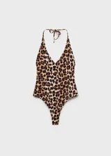 Malla enteriza con estampado animal print, escote en V profundo y espalda descubierta con cierre de lazo en el cuello.
