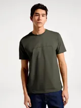Camiseta blanca de algodón con cuello redondo y mangas cortas. Estampa rectangular con borde negro que contiene la frase "NATURAL ATMOSPHERE" en letras mayúsculas y una imagen de montañas y mar.