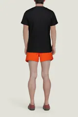 Short de baño verde con cintura elástica y cordón ajustable.